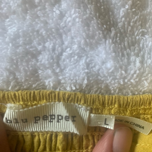 Cute yellow crop top - Picture 3 of 4